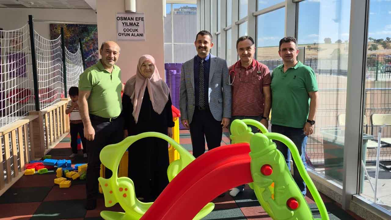 Uşak Eğitim ve Araştırma Hastanesi’nden miniklere renkli sürpriz