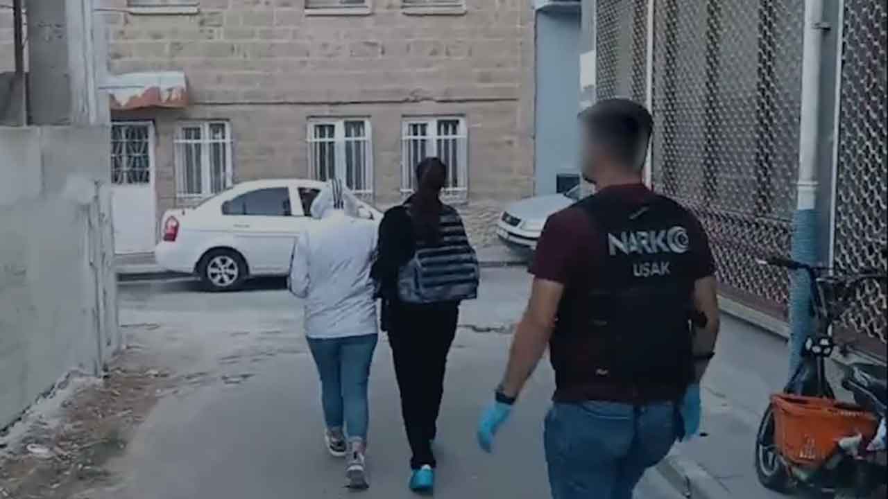 Uşak’ta eş zamanlı uyuşturucu operasyonu silah, para ve bonzai ele geçirildi