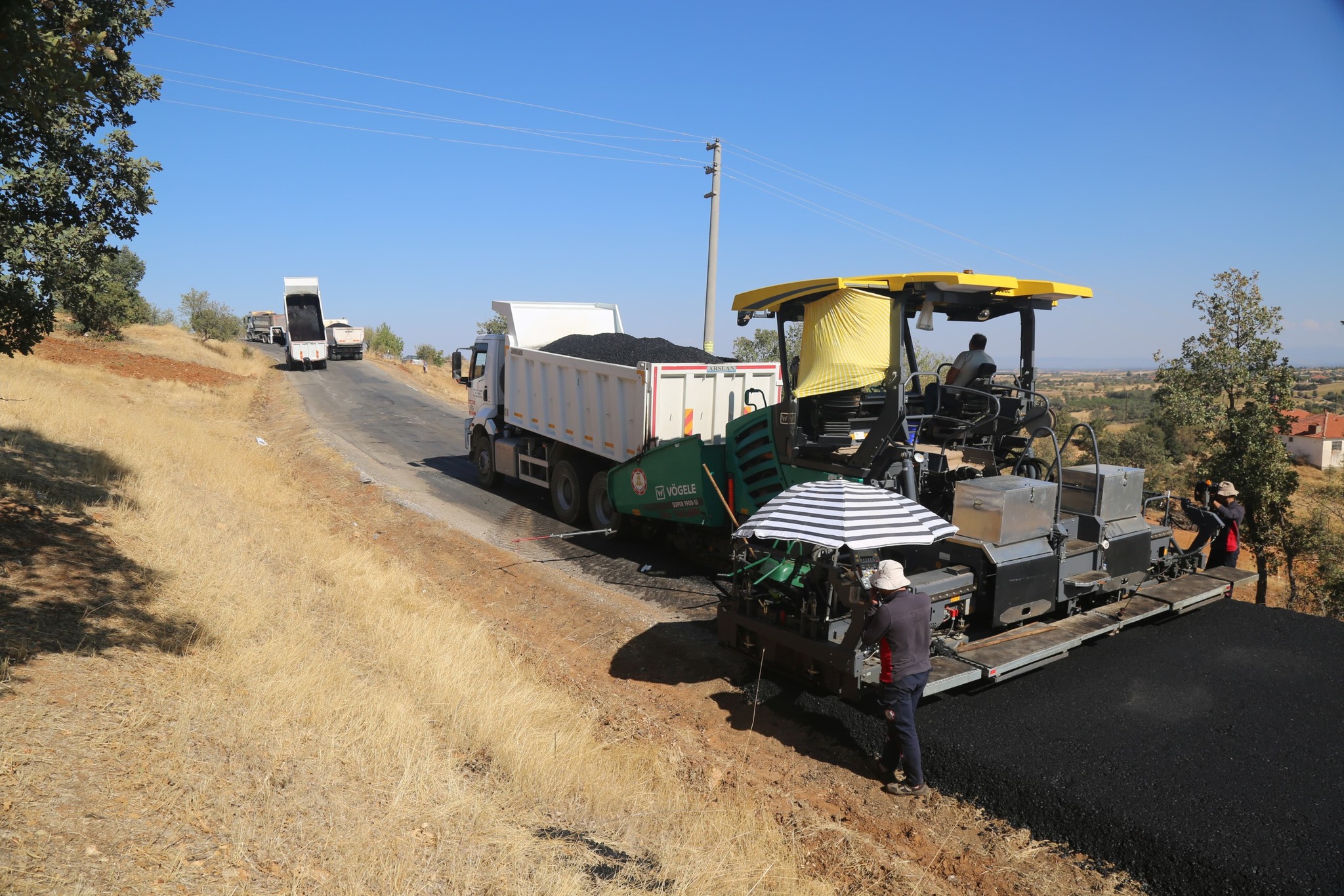 İl Özel İdaresi ve Belediye Eşme’de yolları yeniliyor