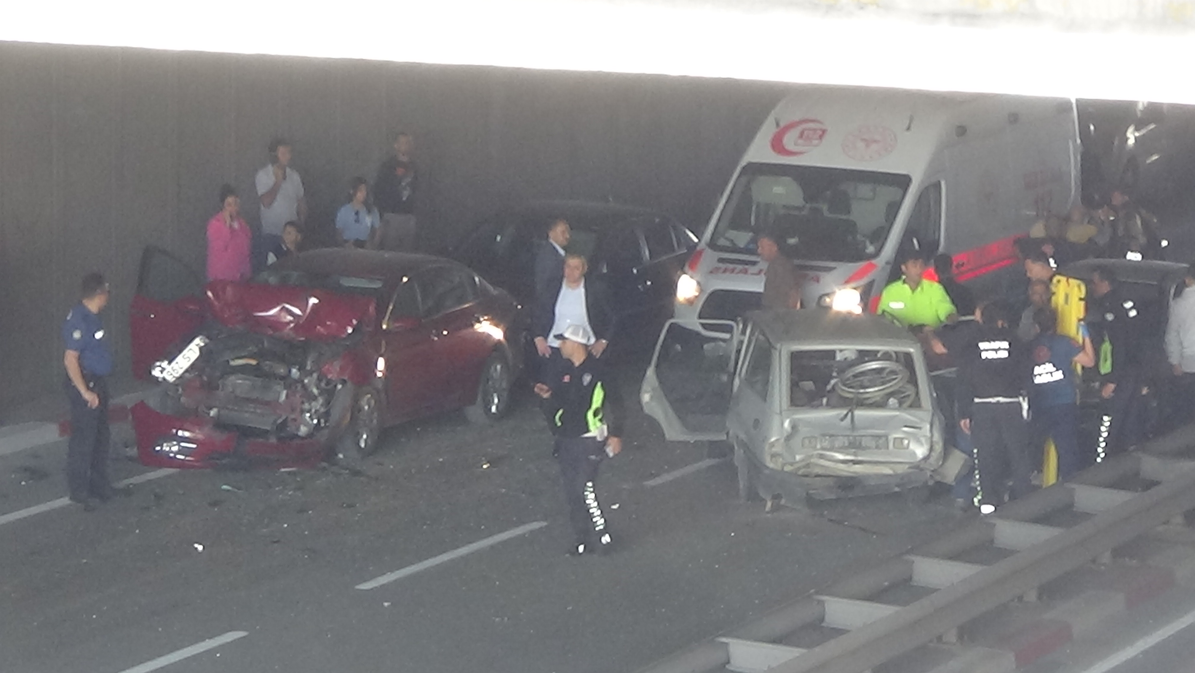 Uşak'ta üç otomobilin çarpışması sonucu 3 kişi yaralandı