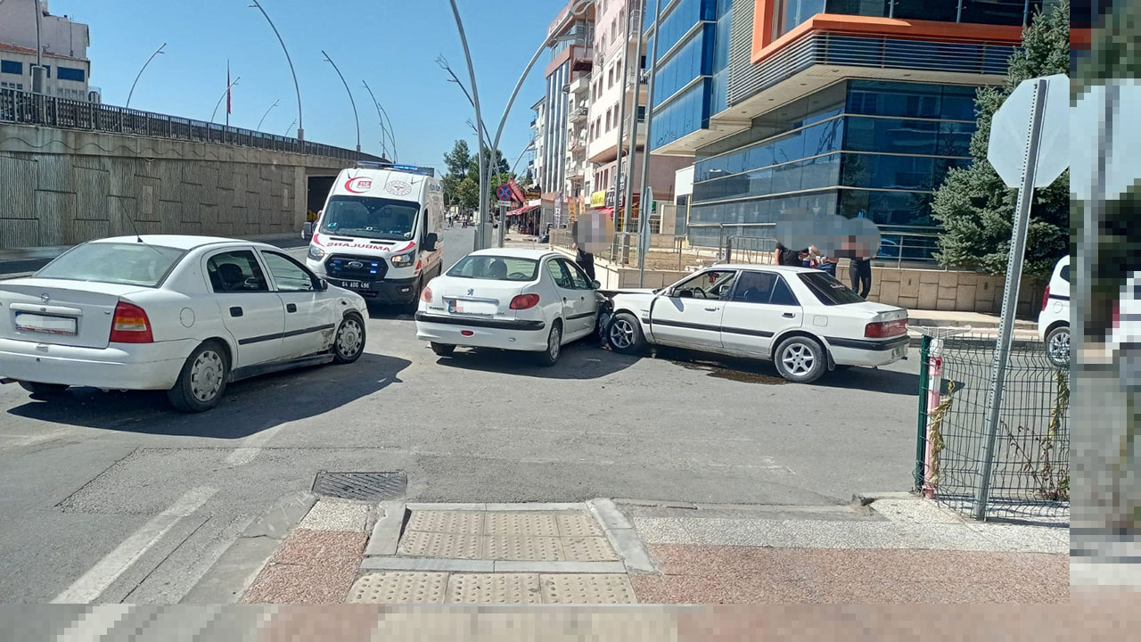 Uşak’ta 3 aracın karıştığı kazada 1 kişi yaralandı