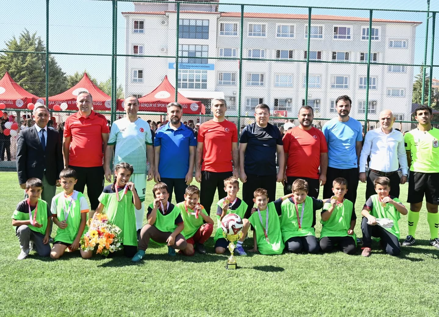 Uşak’ta spor yatırımları sürüyor halı saha hizmete girdi