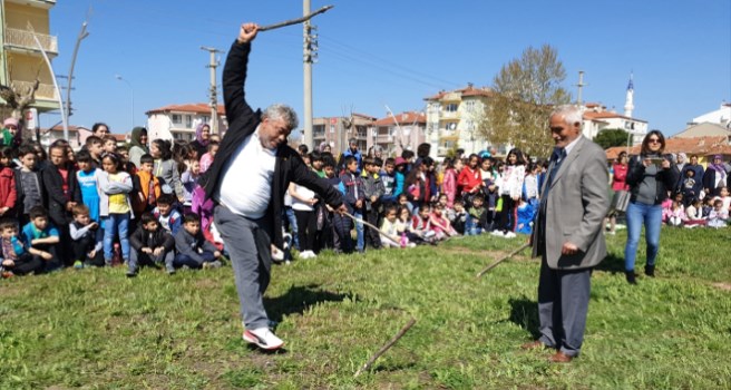 Uşak'ta 650 öğrenci anne ve babalarıyla çelik-çomak oynadı