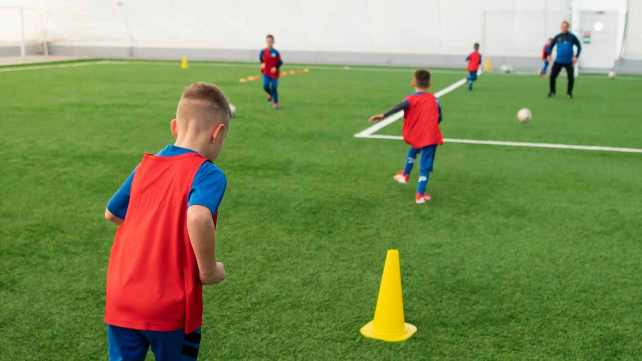 Uşak Belediyesi’nden çocuklara spor fırsatı, kış okulları başvuruları açıldı