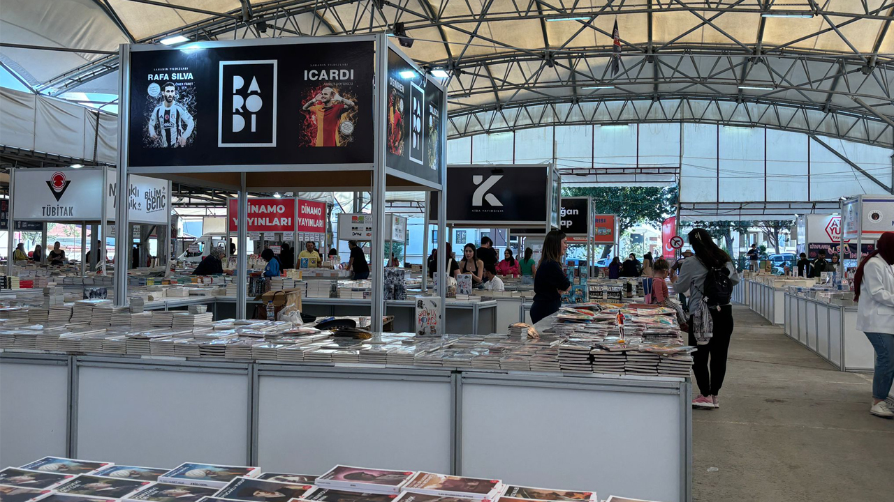Uşak Belediyesi’nin ilk kitap fuarı görkemli açılışla başladı