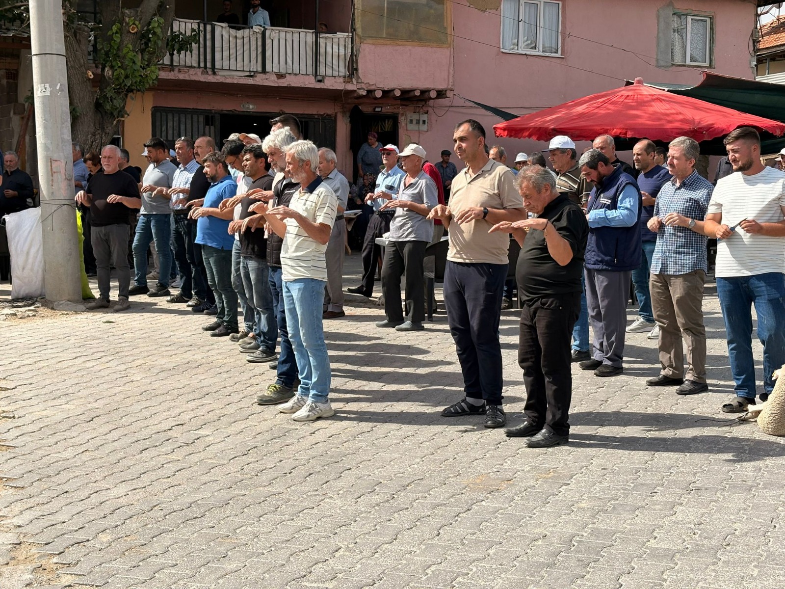 Uşak Kılcan Köyü’nde cuma namazı çıkışı yağmur duası