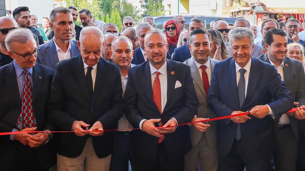 İlker Başbuğ ve Mustafa Balbay Uşak Kitap Fuarı’nda okurlarla buluştu