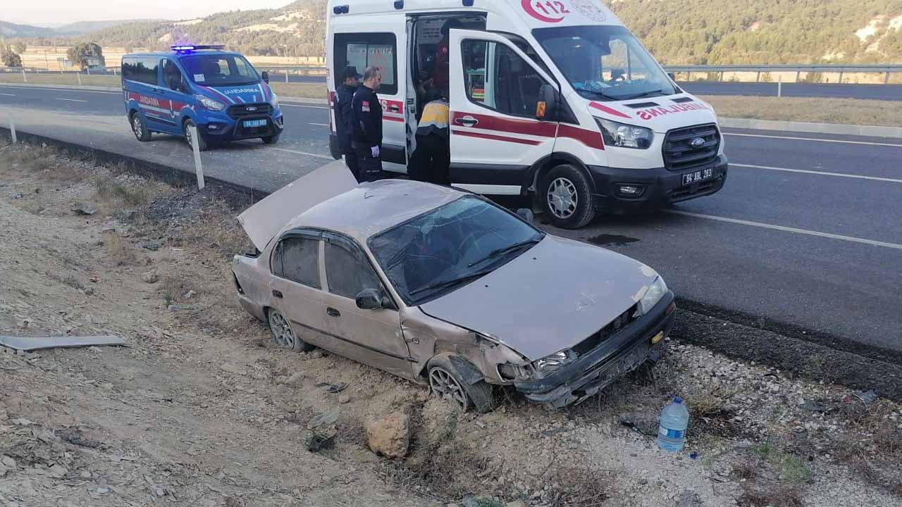 Uşak'ta şarampole düşen otomobildeki 4 kişi yaralandı