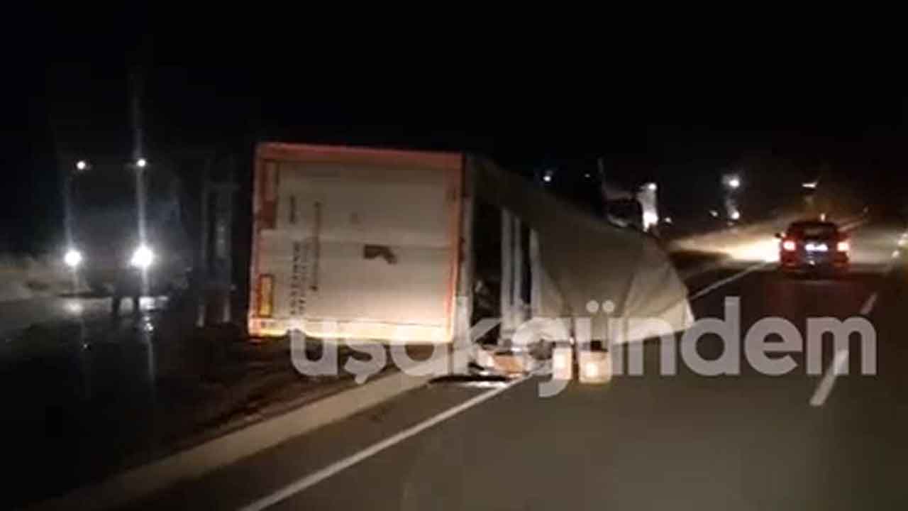 Uşak’ta tırın devrilmesi sonucu trafik akışında aksaklıklar yaşandı