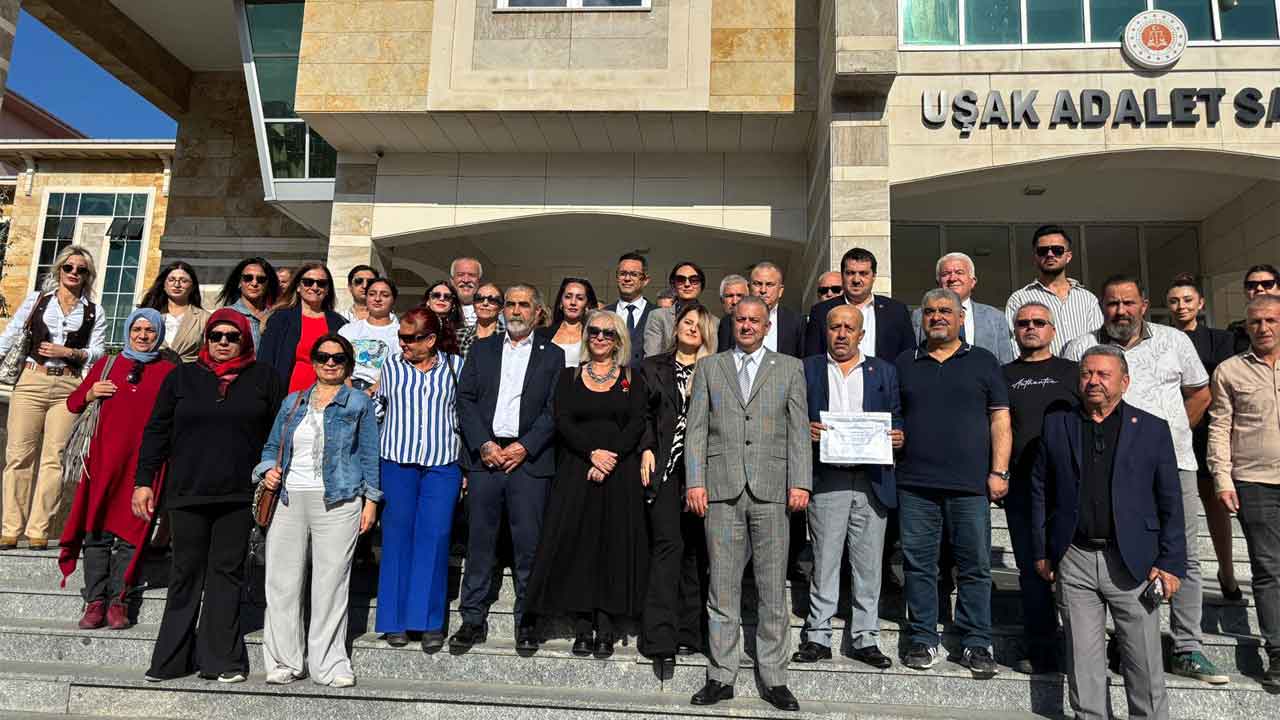 CHP Uşak Merkez İlçe Başkanı Ümit Akbel mazbatasını aldı