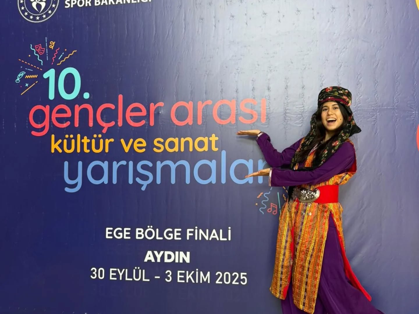 Uşaklı Selin Özkan, Şiir Okuma Yarışmasında Bölge Birincisi Oldu