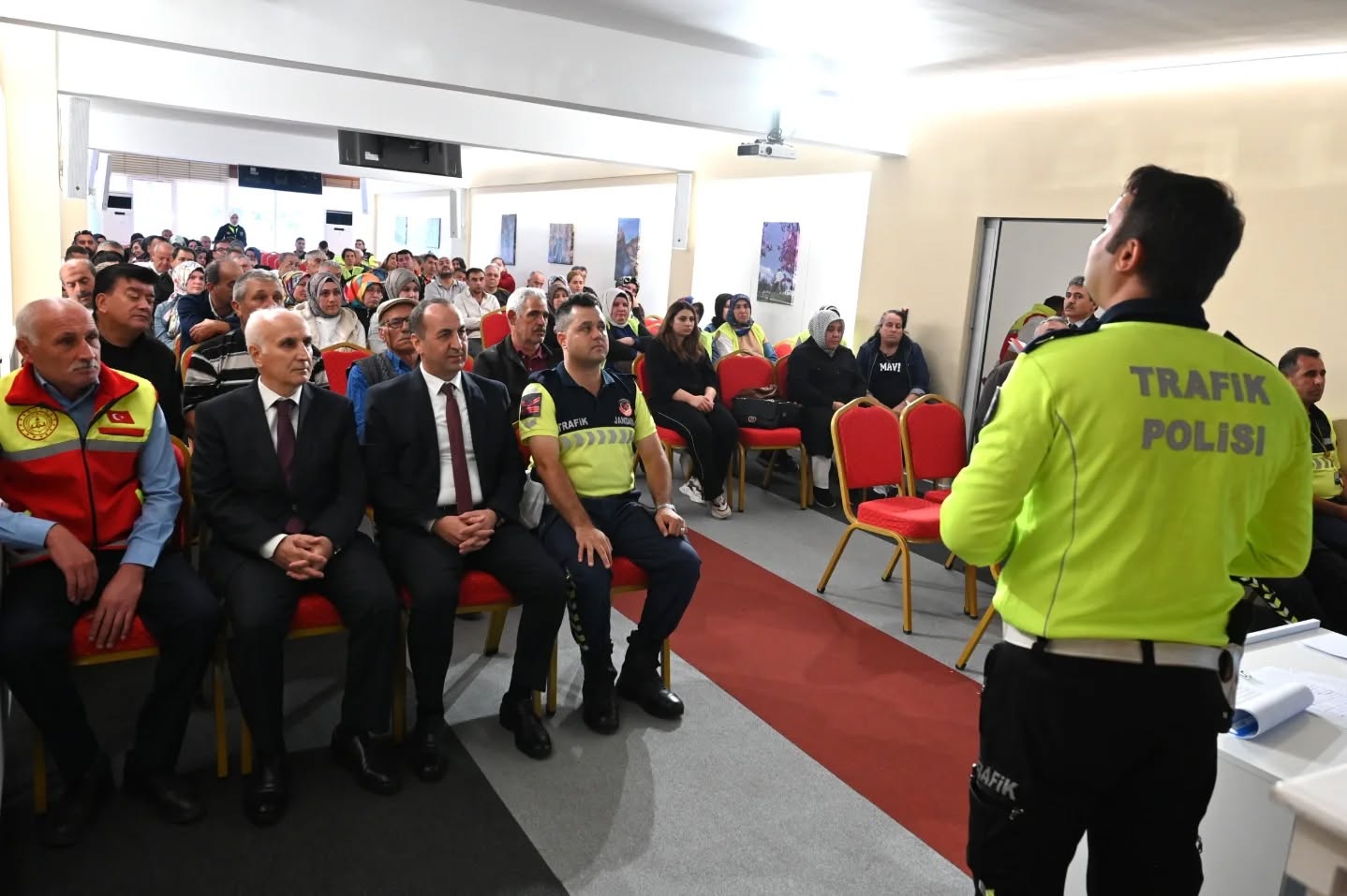 Uşak’ta taşımalı eğitimde güvenlik seferberliği şoför ve rehberlere kapsamlı eğitim