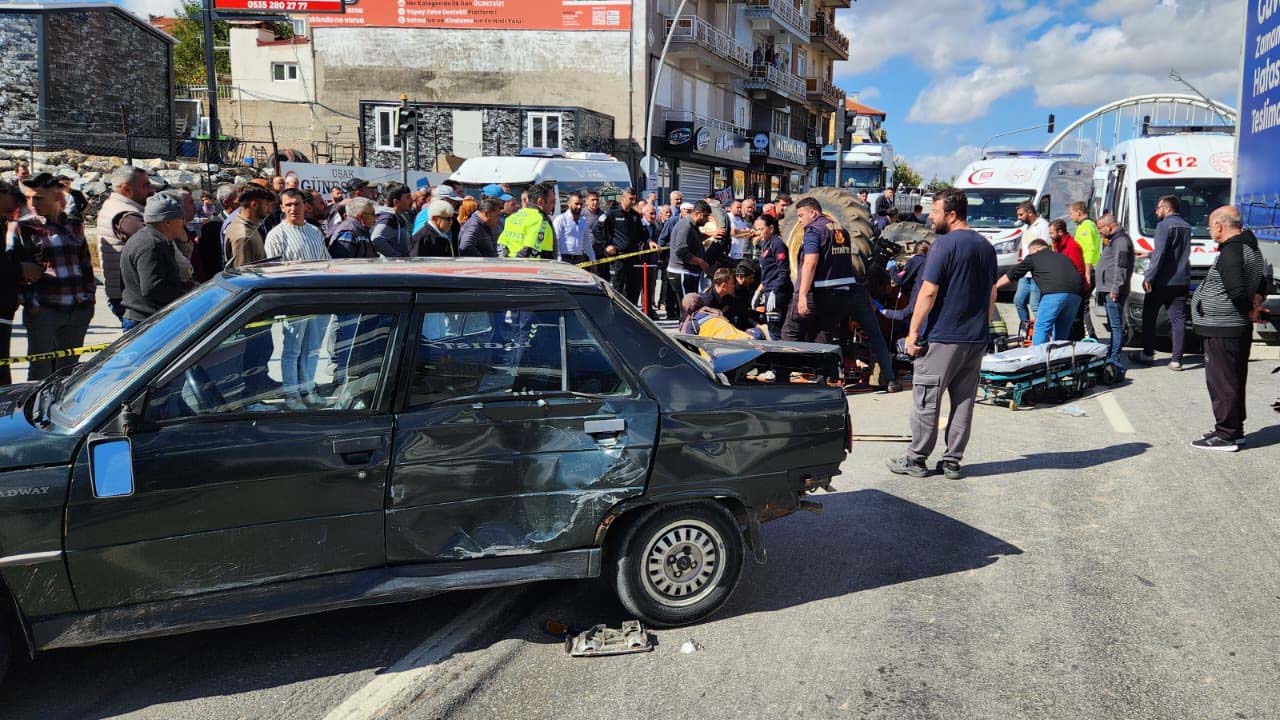 Uşak'ta 3 aracın karıştığı kazada 1 kişi yaralandı