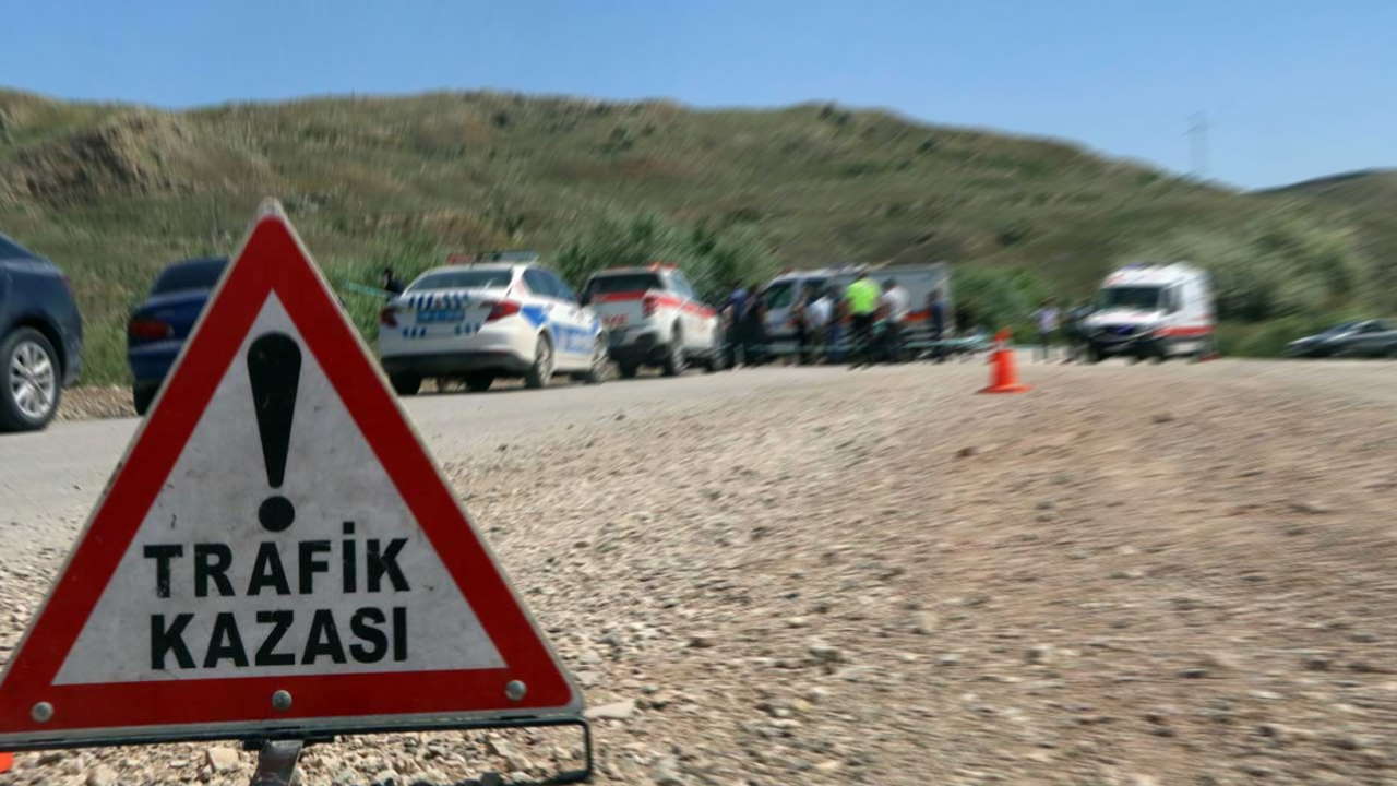 Afyonkarahisar-Uşak kara yolunda kaza: 4 yaralı