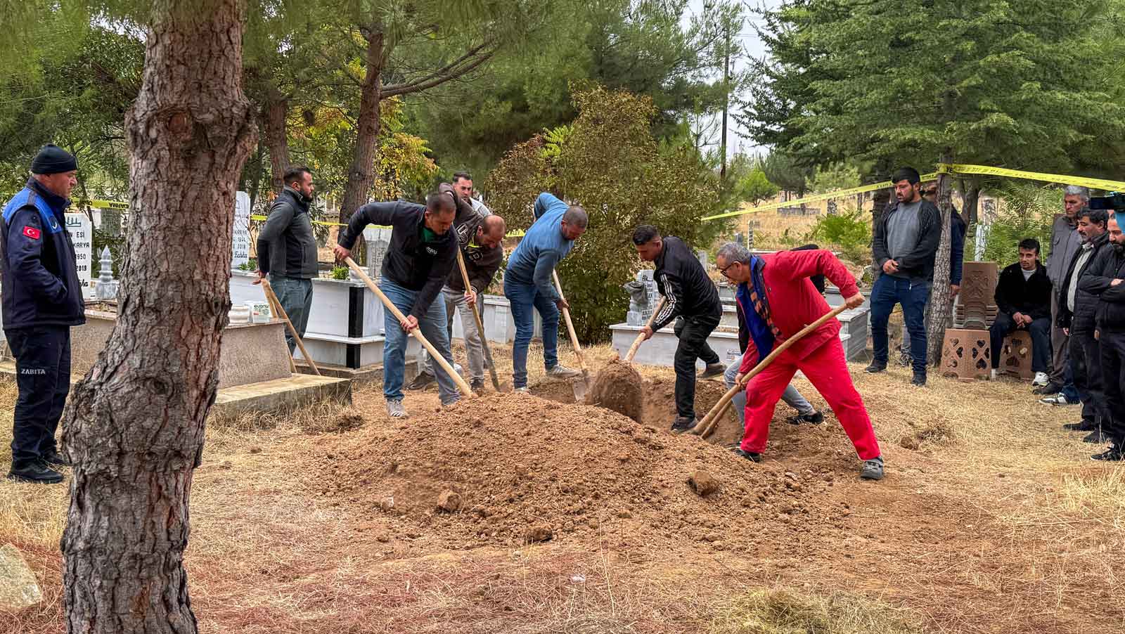 Uşak'ta karıştığı için yanlış defnedilen cenazenin mezarı açıldı