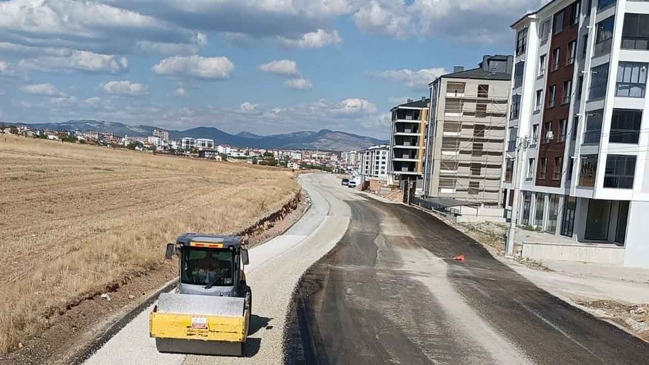 Uşak Belediyesi’nden yoğun mesai şehrin her noktasında asfalt ve onarım