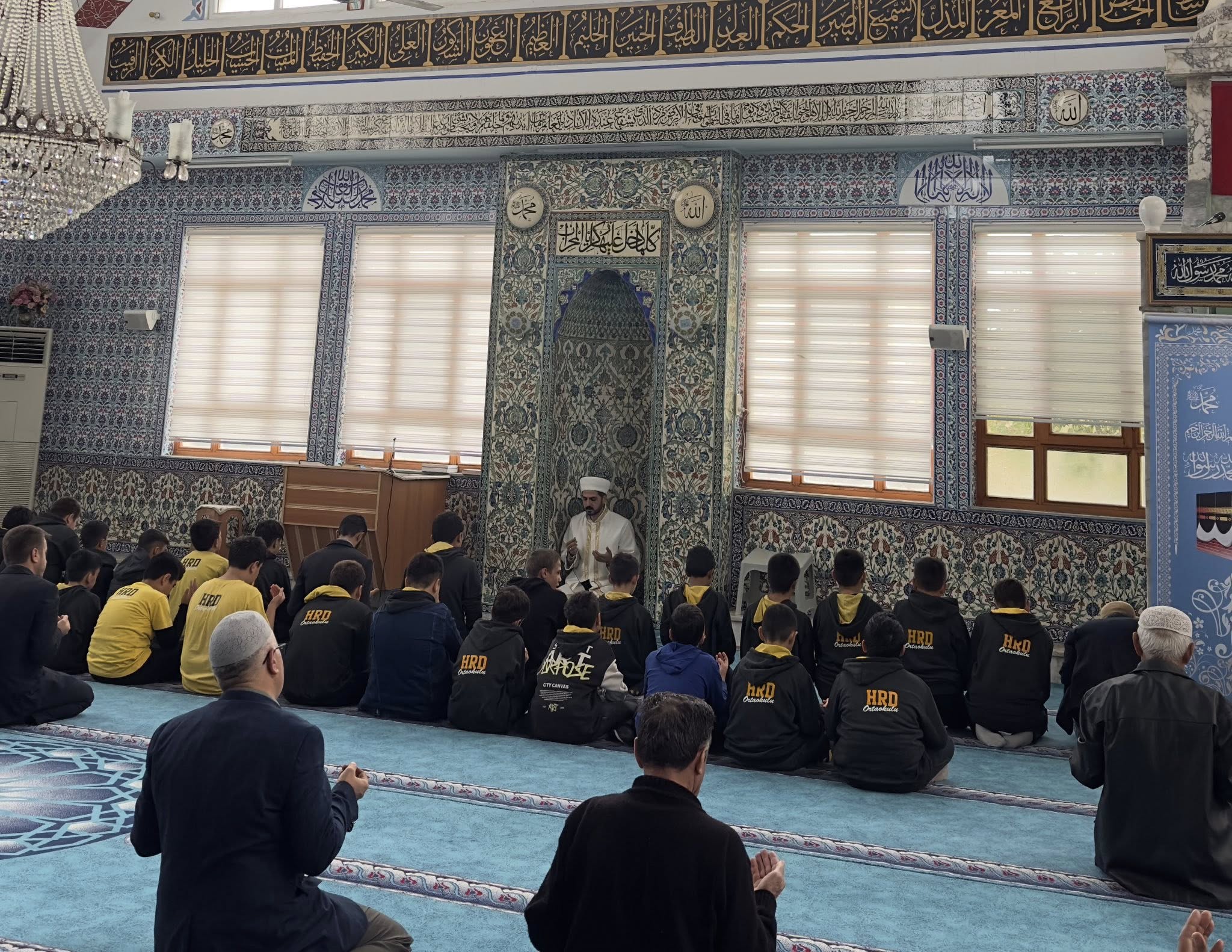 Uşak’ta cami-çocuk buluşması etkinliğinde 120 öğrenci cami atmosferini deneyimledi