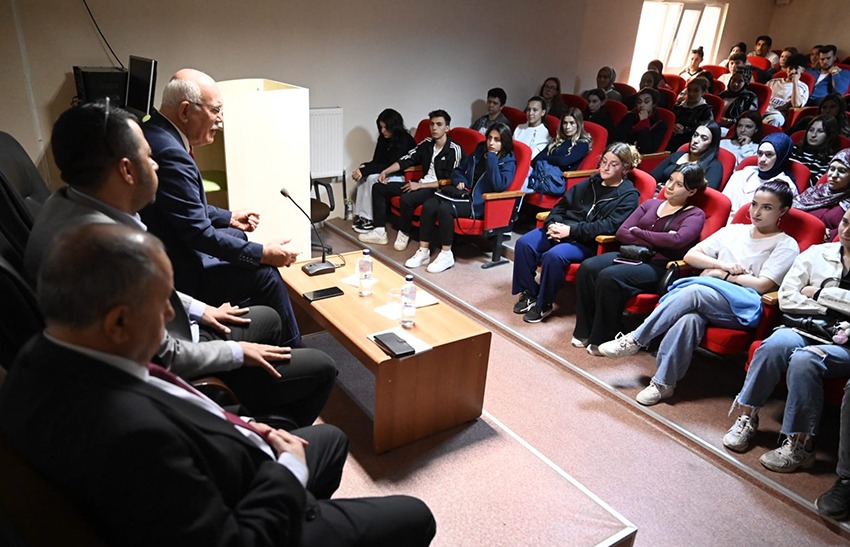 Rektör Savaş’tan MYO öğrencilerine çağrı: “Planlı olun, hızlı koşan hedefe ulaşır”