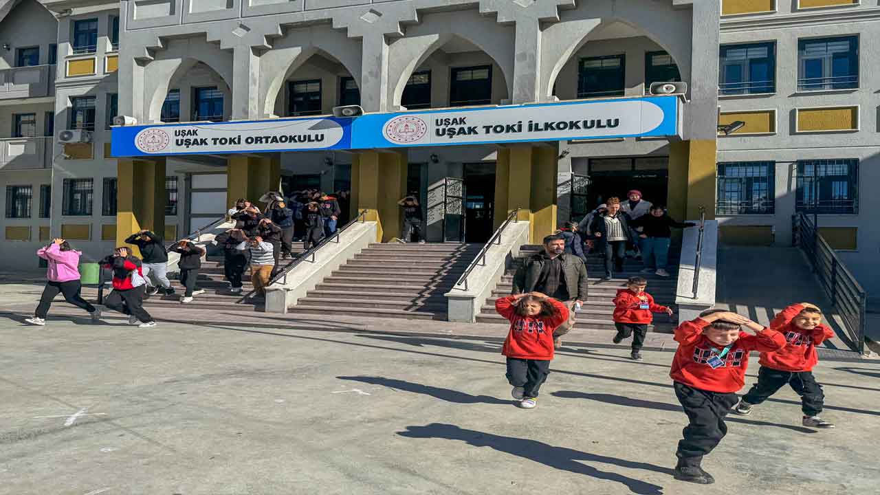 Uşak'taki tüm okullarda eş zamanlı afet tatbikatı