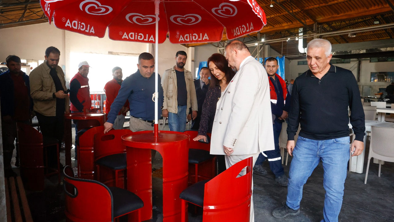Uşak Belediyesi atık varilleri masaya dönüştürdü, parklar renklendi