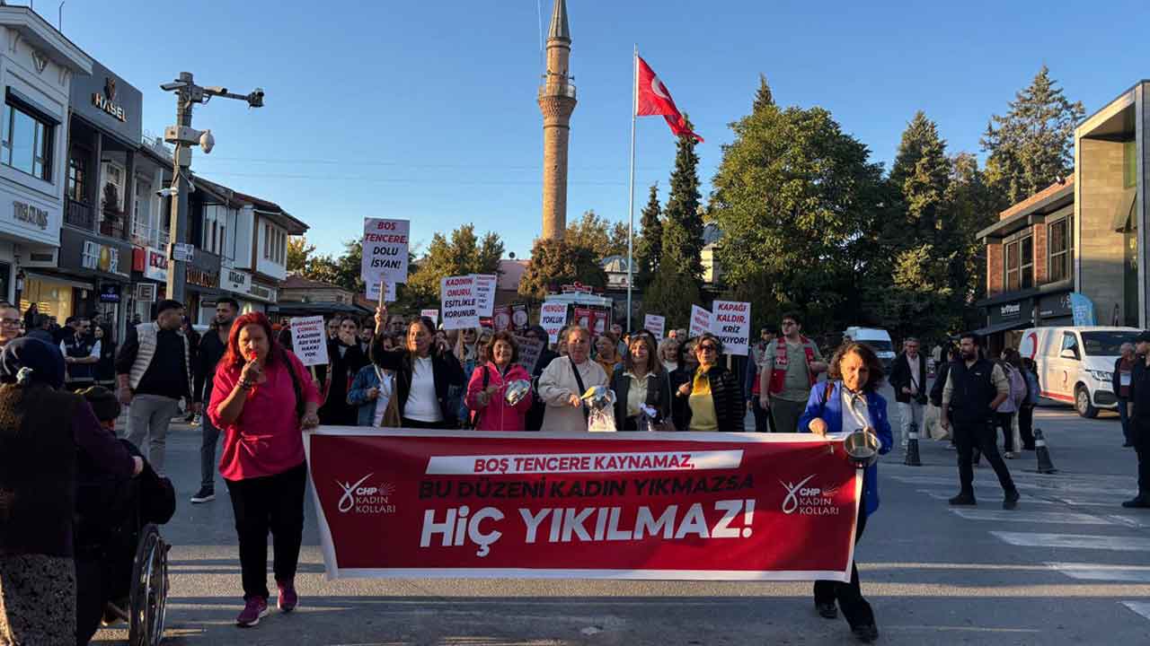 CHP’li kadınlardan Uşak’ta tencere-tavalı yürüyüş