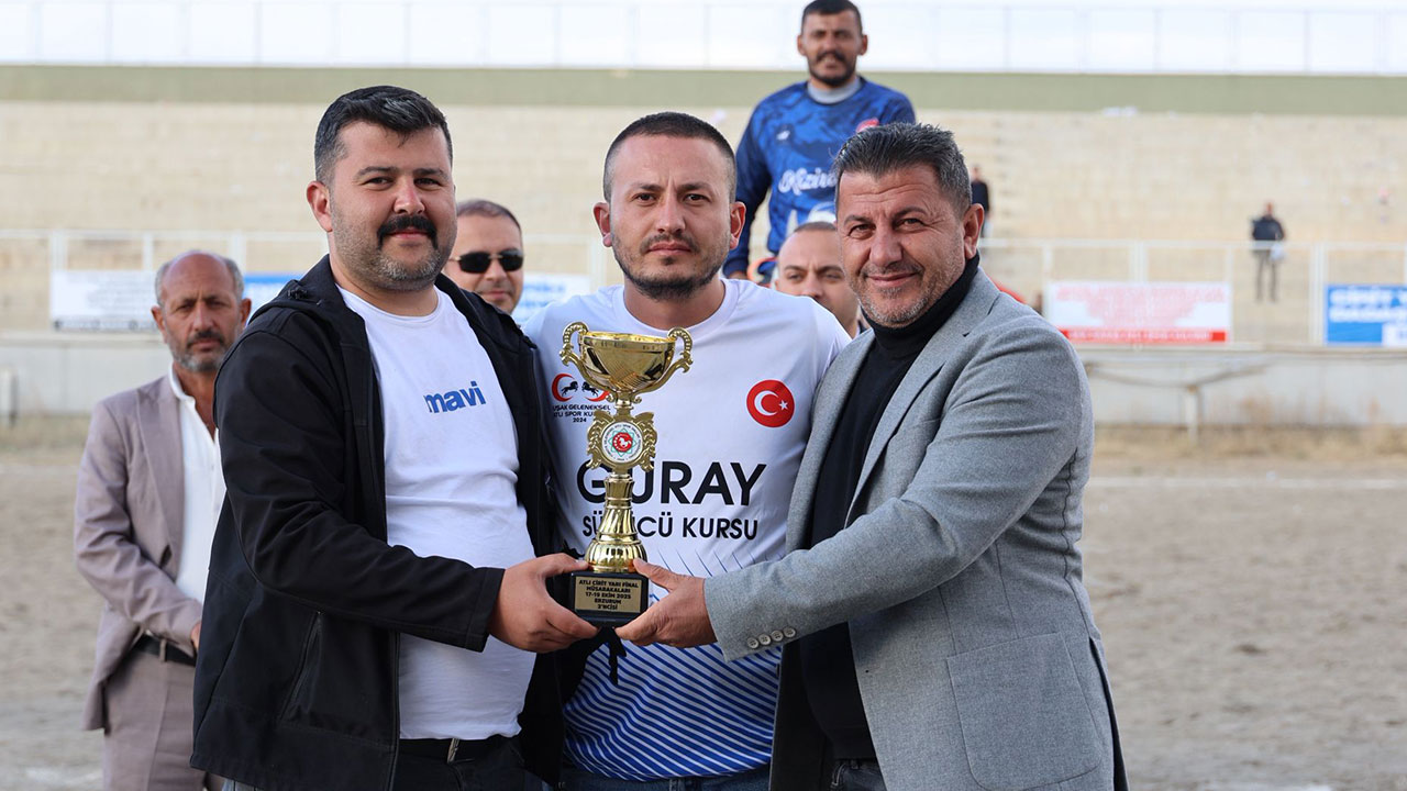 Erzurum'da gerçekleştirilen Atlı Cirit yarı finallerinde Uşak başarı kazandı