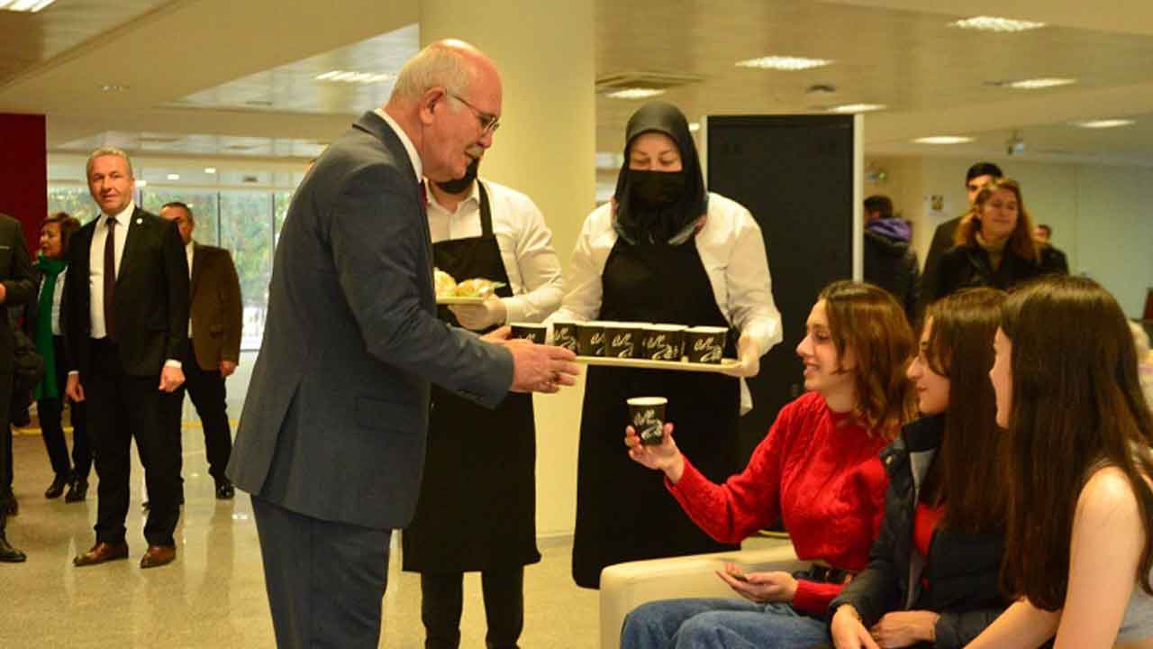 Uşak’ta okuyan öğrenciler güne tarhana içerek başlıyor
