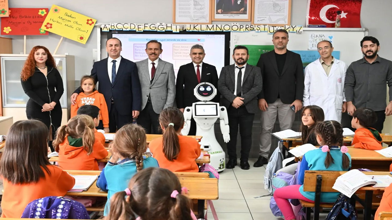 Sınıf başkanı seçim vaadini tuttu İl Milli Eğitim Müdürü derse konuk oldu