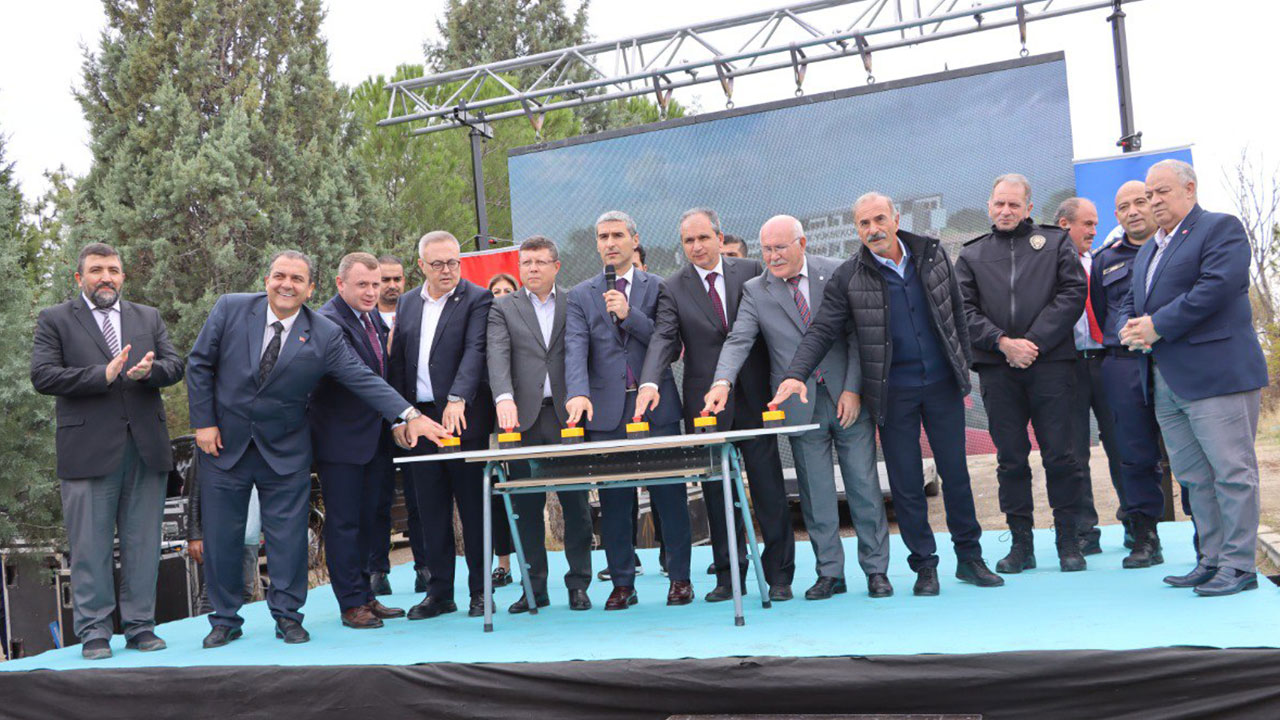 Uşak'ta meslek yüksekokulu ile sağlık müdürlüğü ve aile sağlığı merkezinin temeli atıldı
