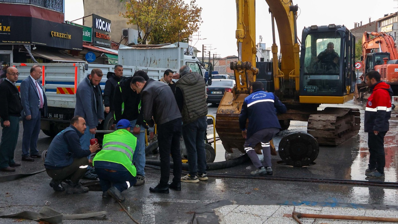 Uşak’ta Dev Su Kaçağı Operasyonu: 6 Metrelik Çukurda Onarım Başladı
