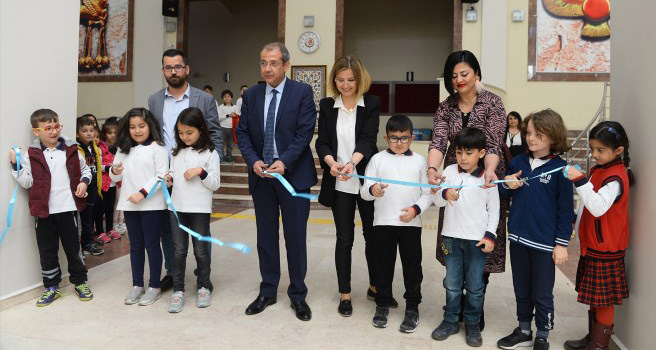 Uşak'ta "Türkiye’de çocuk olmak" konulu fotoğraf sergisi açıldı