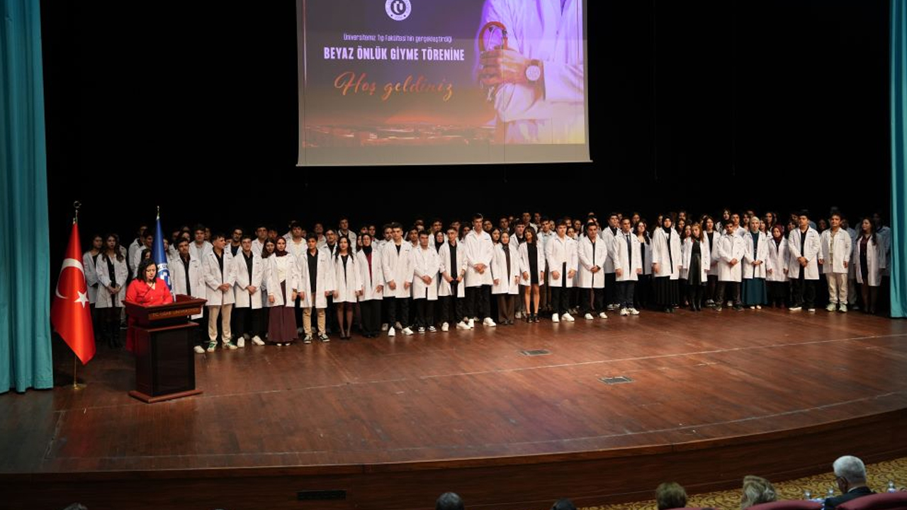 135 Genç Hekimin İlk Adımı Uşak Üniversitesinde Beyaz Önlük Giyme Töreni Gerçekleşti