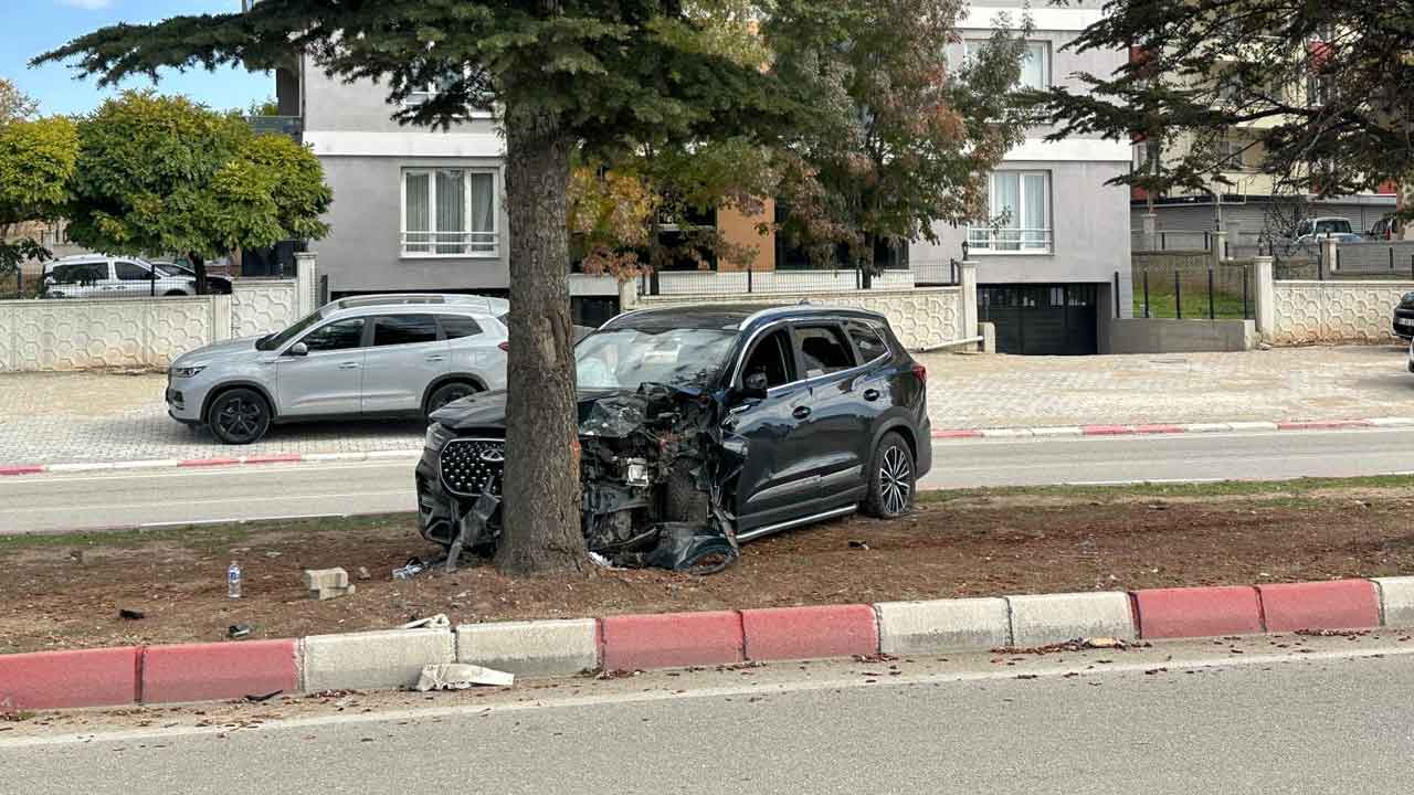 Uşak'ta cip ağaca çarptı: 2 kişi yaralı