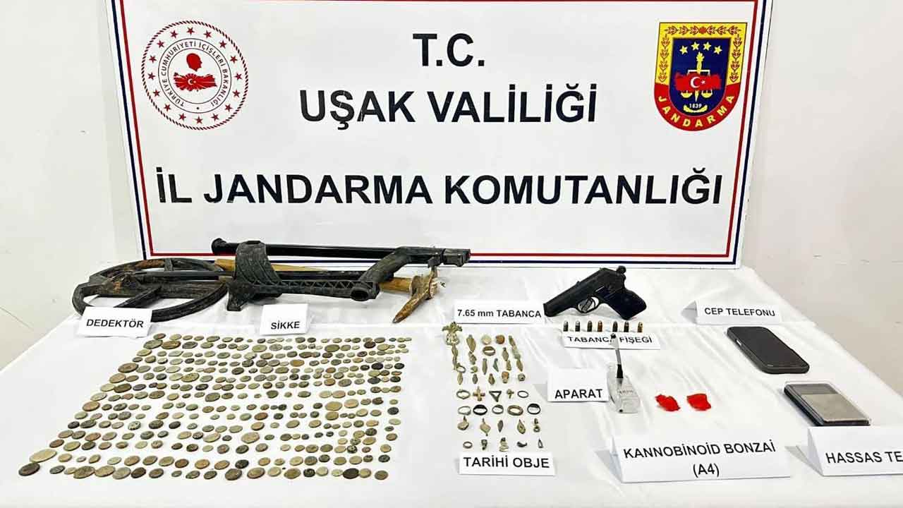Uşak’ta Operasyon: Silah, Uyuşturucu ve Yüzlerce Sikke Ele Geçti