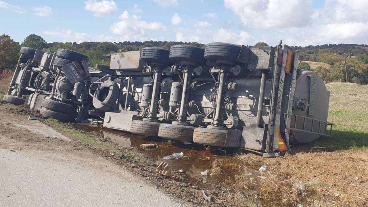 Banaz'da tırın devrilmesi sonucu 1 kişi yaralandı