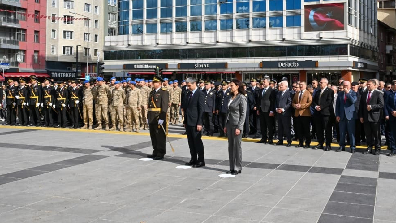 102. Yıl Gururu: Uşak'ta Protokol Atatürk Anıtı'nda Buluştu