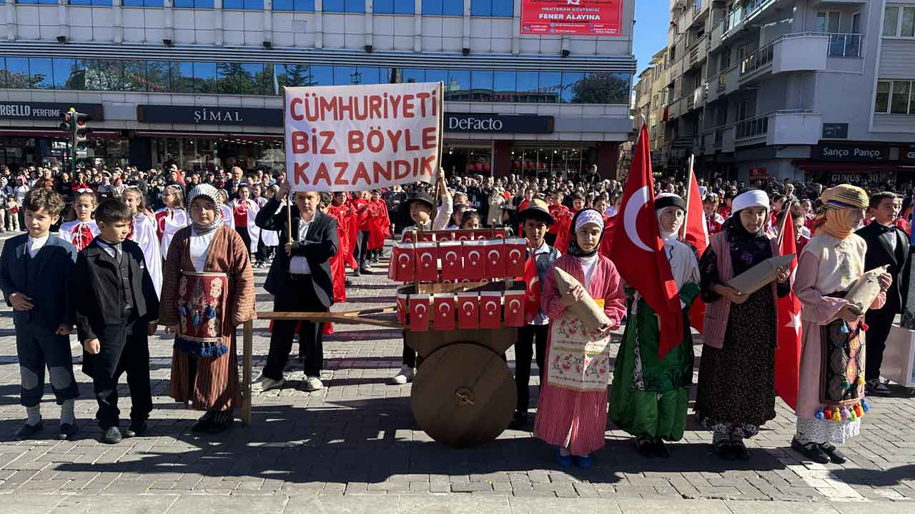 Uşak'ta Cumhuriyet'in 102. yıl dönümü kutlandı