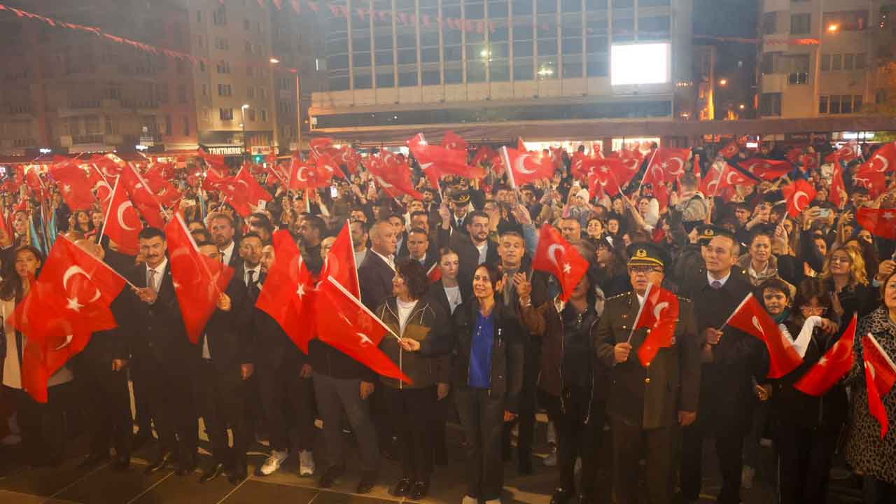 Uşak’ta Cumhuriyet Coşkusu: 102. Yıl Kutlamaları Şehri Kırmızı Beyaza Boyadı