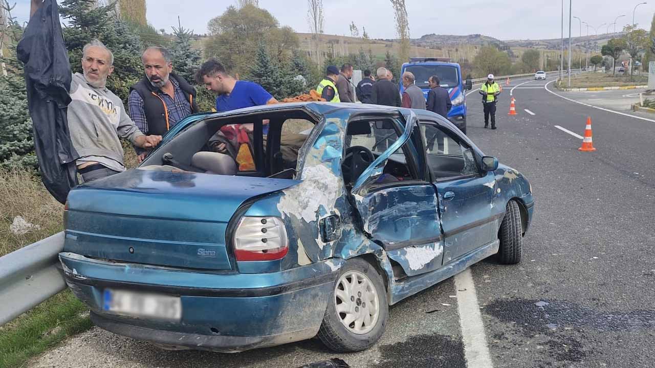 Banaz'da tır ile otomobil çarpıştı, 1 ağır yaralı