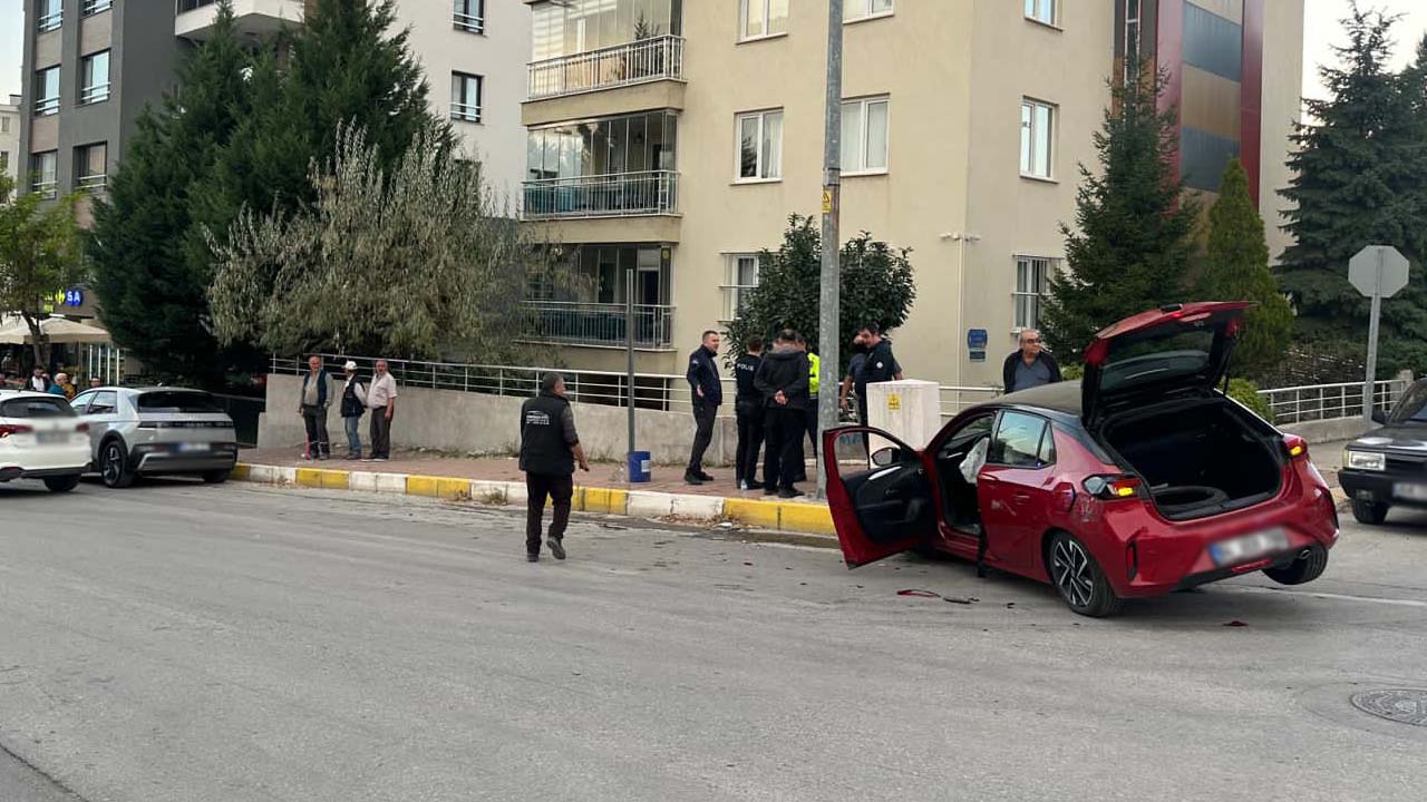 Uşak'ta iki otomobil çarpıştı, anne ve kızı yaralandı
