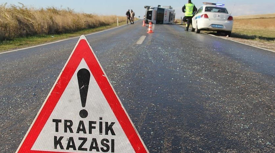 Uşak'ta otomobil devrildi: 2 yaralı