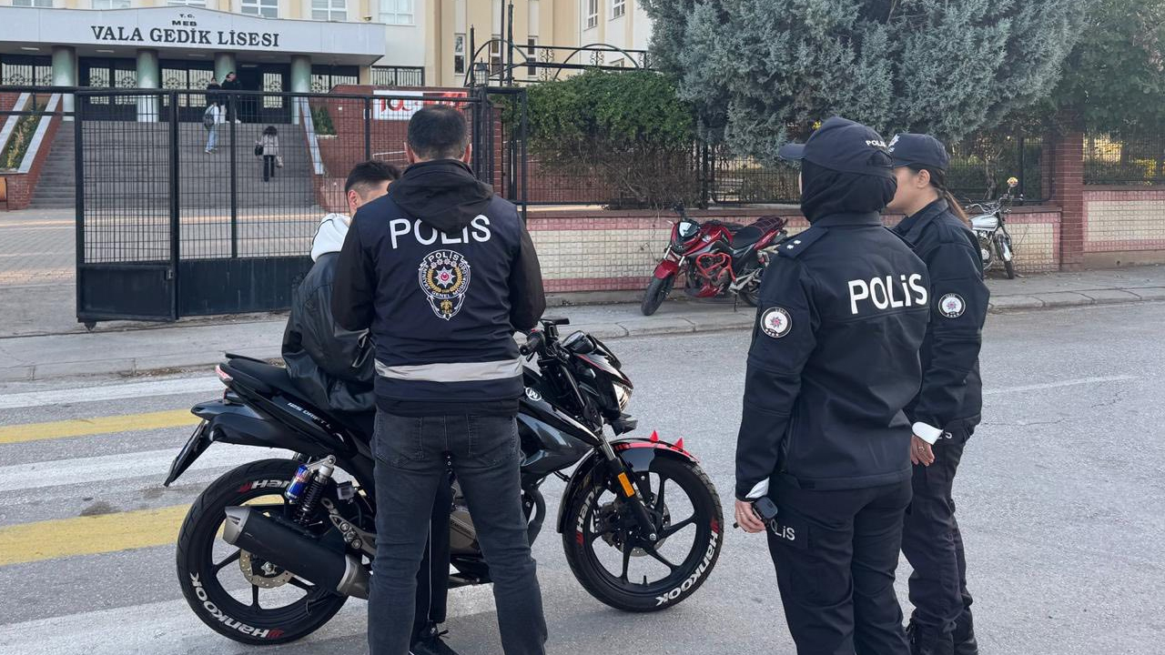 Uşak’ta Okul Çevrelerine Sıkı Denetim Emniyet Ekipleri Sahada