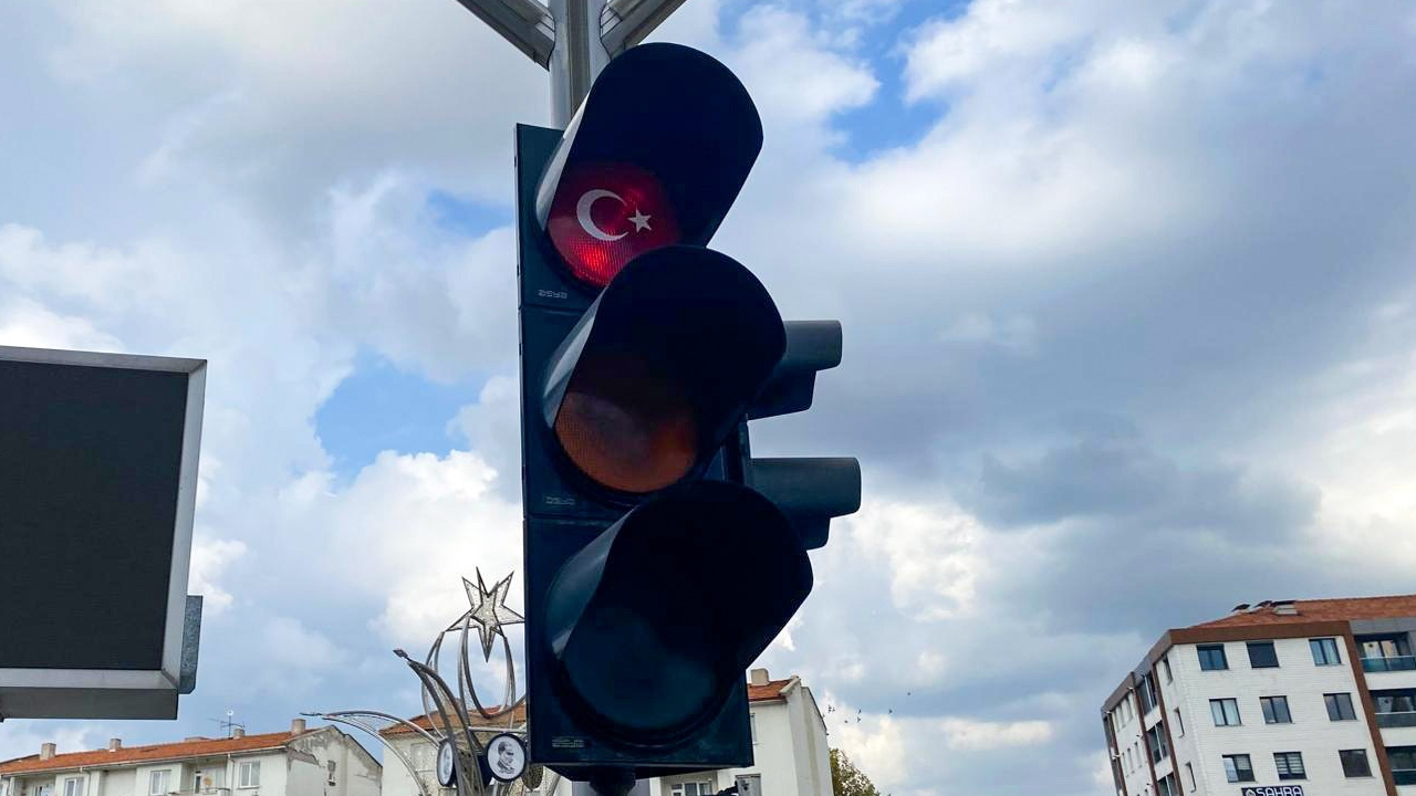 Trafik Lambalarına Milli Duyguları Güçlendiren Anlamlı Uygulama