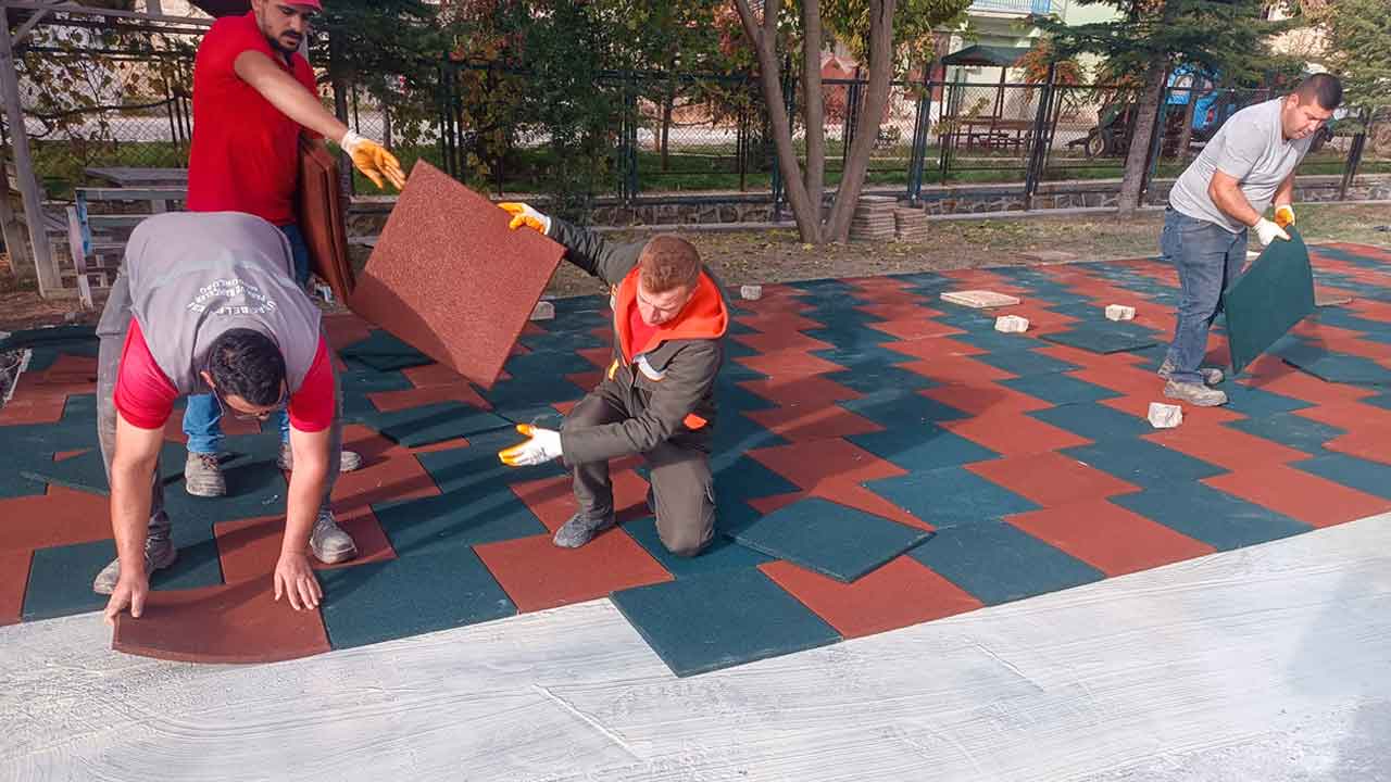 Uşak’ta Park Zeminleri Baştan Yenileniyor