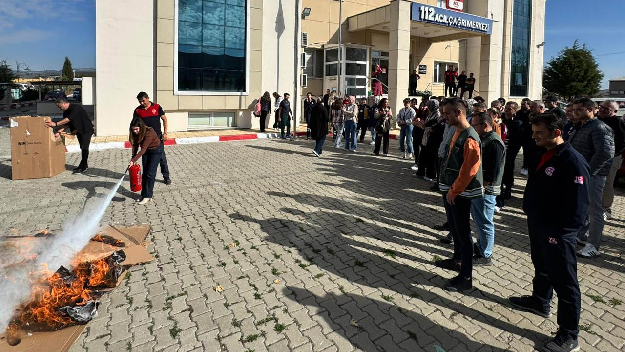 Uşak 112 Acil Çağrı Merkezi Ekipleri Yangına Hazırlık Tatbikatında