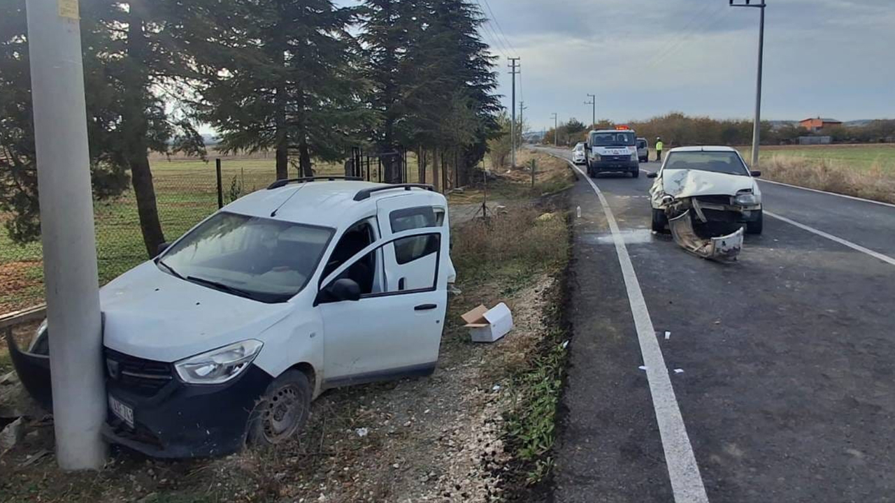 Uşak'ta trafik kazasında 3 kişi yaralandı