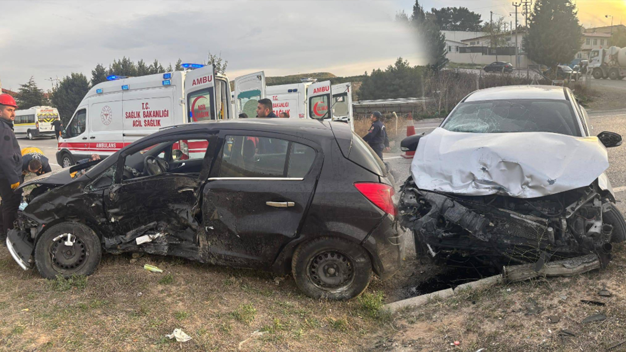 Uşak'ta iki otomobilin çarpıştığı kazada 1 kişi öldü