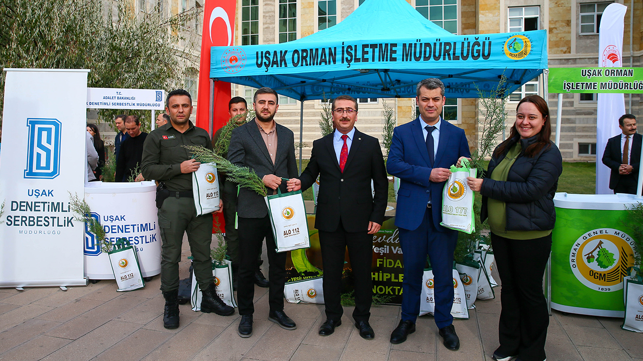 Uşak Adliyesi'nde fidan dağıtıldı