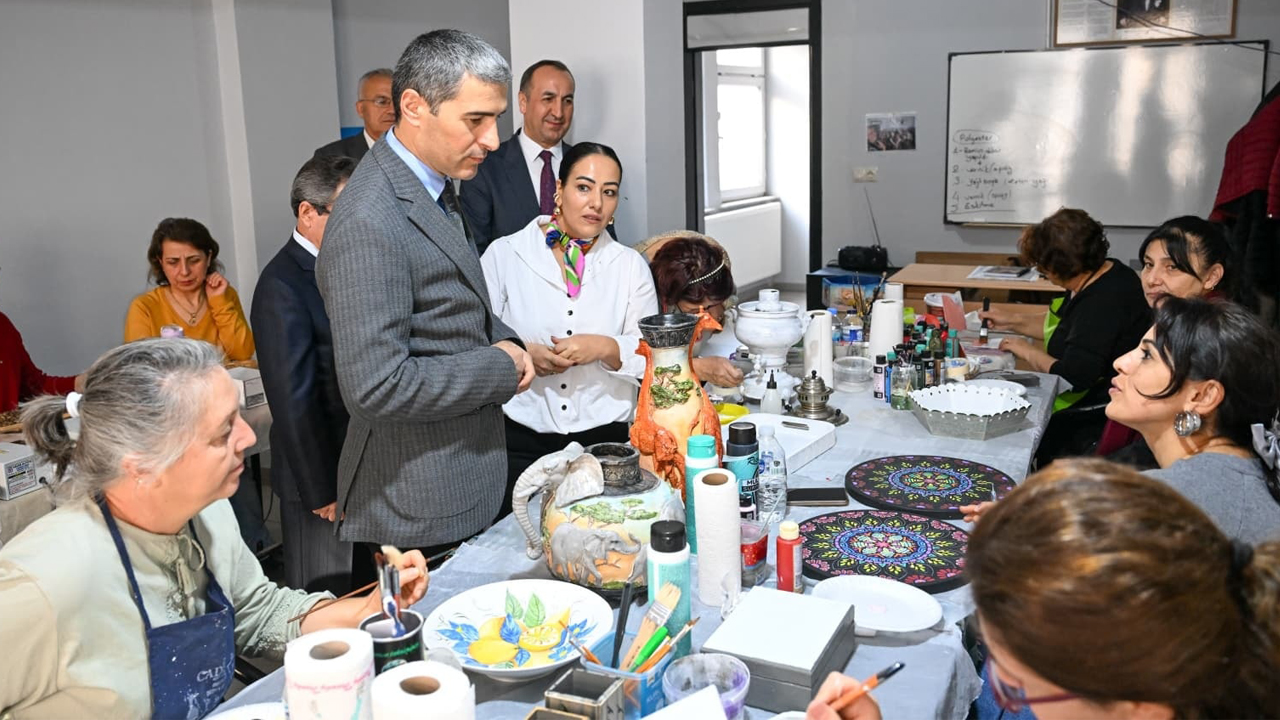 Uşak Valisi Halk Eğitimi Merkezinde Kursları İnceledi
