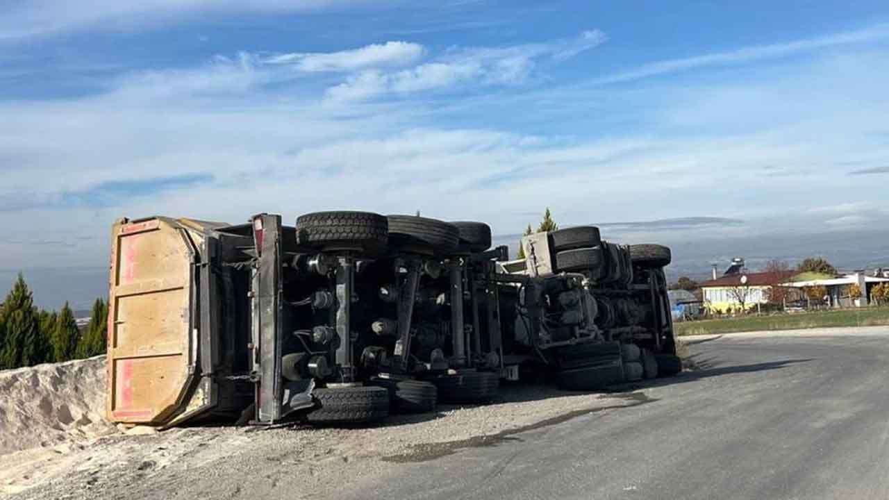 Uşak'ta devrilen tırın sürücüsü yaralandı